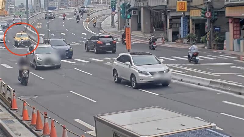 女騎士擦撞保時捷後整個人彈飛，機車又撞到對向的計程車。（圖／翻攝畫面）