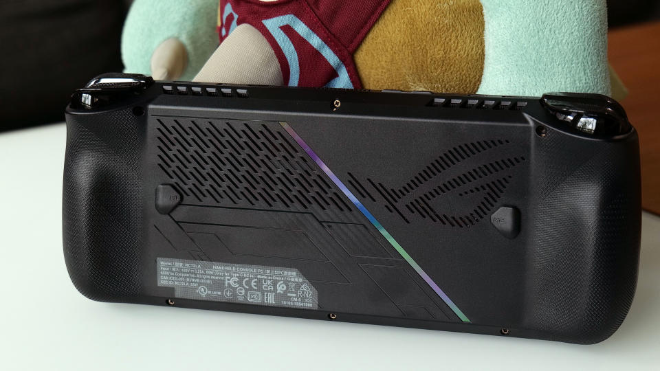 No ROG Ally X, a ASUS adicionou uma terceira ventilação e novas ventoinhas para melhorar o resfriamento e o fluxo de ar. 