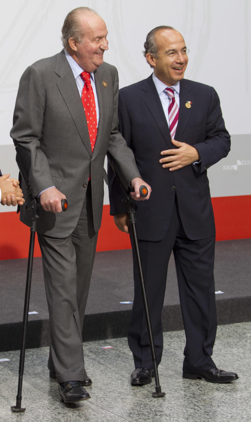 King Juan Carlos I of Spain, left, and Mexico's President Felipe Calderon, right, talk as they pose for a photo at the XXII Iberoamerican summit in the southern Spanish city of Cadiz, Saturday, Nov. 17, 2012. Spain's King Juan Carlos opened the annual Iberoamerican summit, which brings together the heads of Spain and Portugal and the leaders of Latin America to discuss political issues and arrange business deals. (AP Photo/Miguel Angel Morenatti)