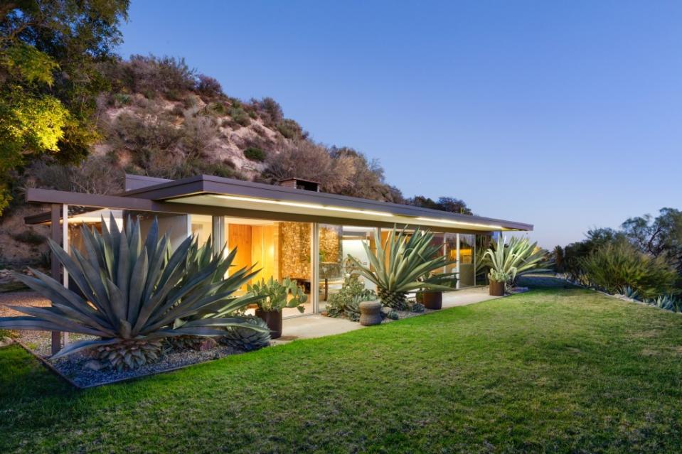 Richard Neutra constructed the property in the early 1950s for his secretary. Cameron Carothers – Carothers Photo
