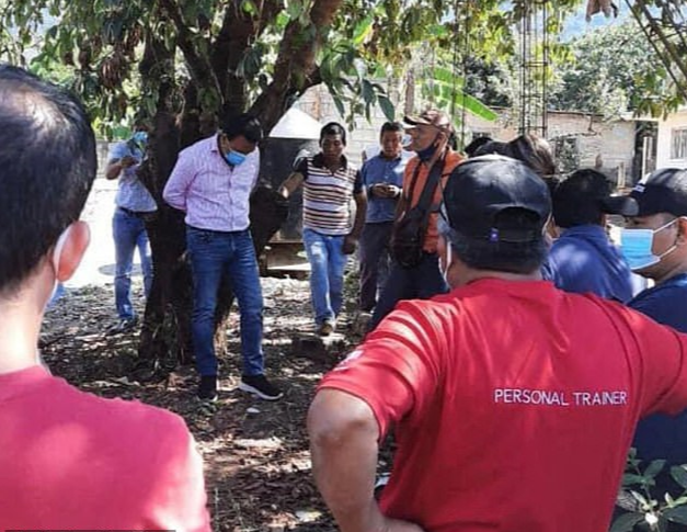墨西哥南部恰帕斯州一名市長，因為供水系統出問題造成居民伊州午水可用，被憤怒的民眾圍堵並將他綁在樹上。   圖 : 網錄影片截圖