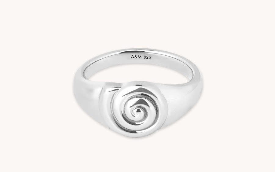 Astrid & Miyu's shell signet ring