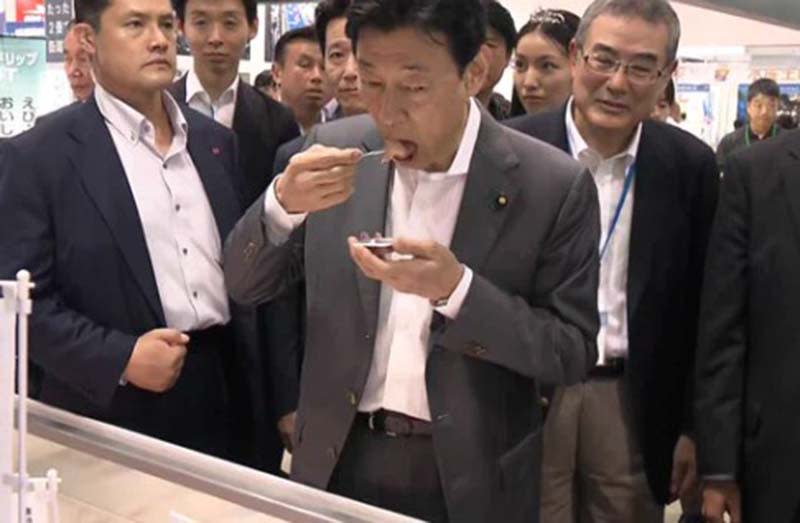為證核汙水安全，日本經濟產業大臣西村康稔在24日排海前當眾吃海鮮，但被日本商家吐槽，為什麼選在排前吃，而不是海排後再吃。圖／觀察者網
