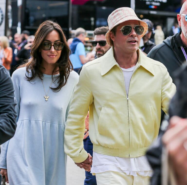 Brad Pitt y su novia Inés de Ramón estuvieron este domingo en la carrera de Fórmula 1 de Silverstone, en Inglaterra. La visita coincidió con el lanzamiento del primera adelanto del film F1, que el actor protagoniza con fecha de estreno para el año próximo. La imagen de la pareja caminando de la mano es una de las pocas que circulan de ellos desde el año pasado, cuando se confirmaron los rumores sobre su romance