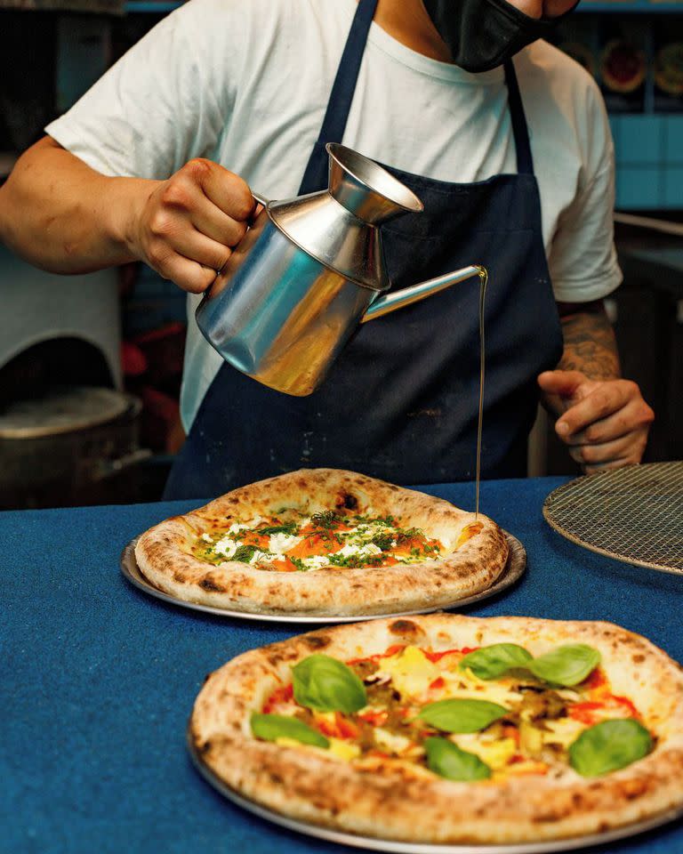 Orno presenta las clásicas pizzas mozzarella, margarita, fugazzetta y pepperoni, pero también tiene novedosas variedades como la "Pumpkin", "Desayunera", "Pestare" y papa al romero. Foto/Instagram: Orno