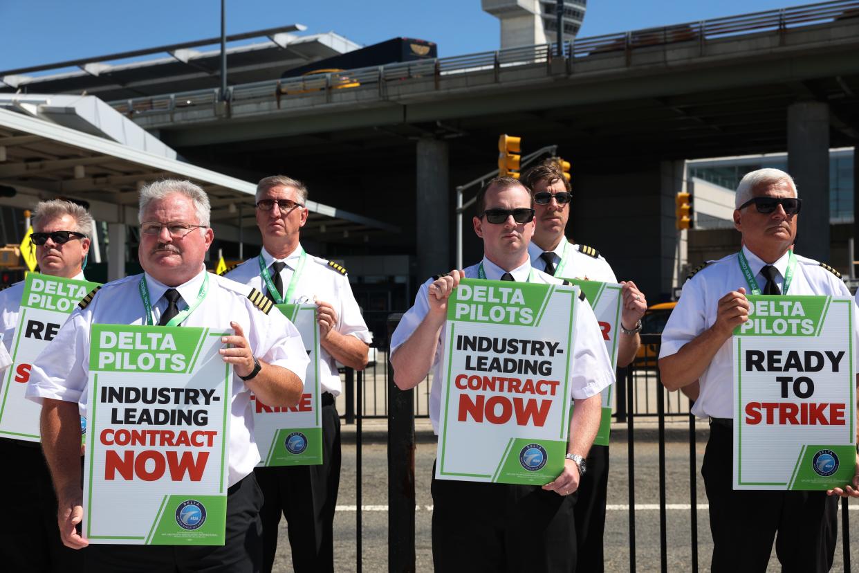 Delta Pilots picket line