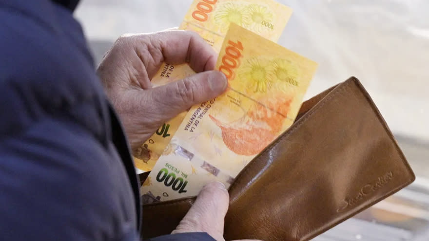 El dinero en efectivo sigue siendo la forma preferida por los argentinos para hacer transacciones