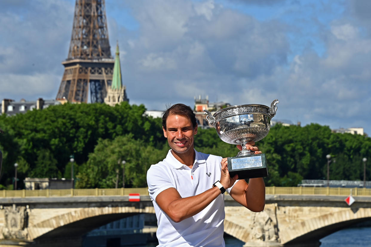 Rafael Nadal posa con la Torre Eiffel de fondo con su trofeo de Roland Garros. (Foto: Aurelien Meunier / Getty Images).