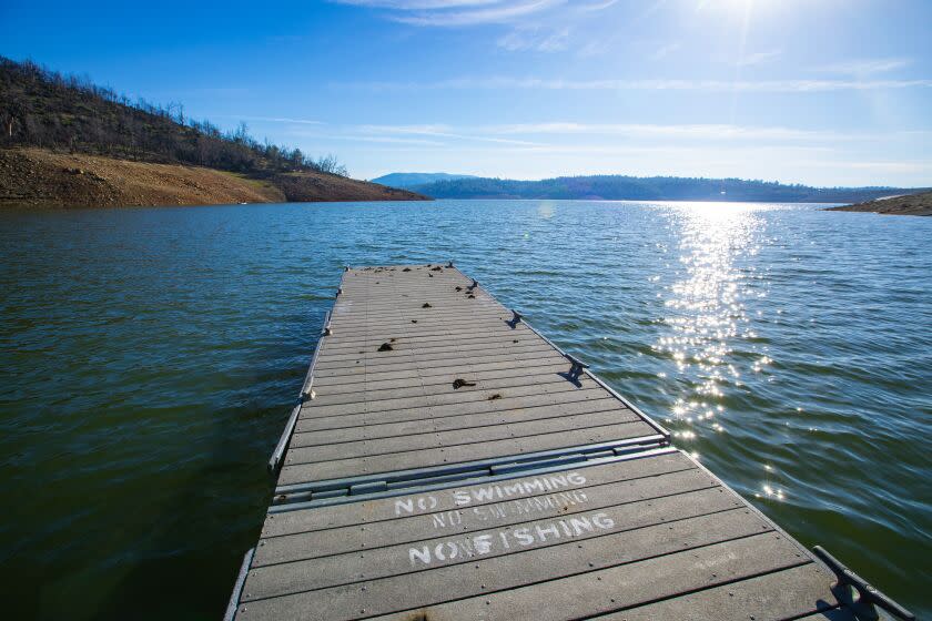 OROVILLE, CA - February 08, 2023: A boat dock floats at the Spillway Launch Ramp at Lake Oroville on Wednesday February 08, 2023 in Oroville, CA. (Brian van der Brug / Los Angeles Times)