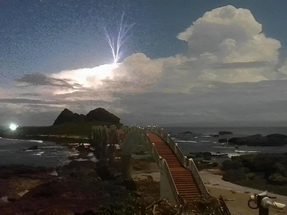 東管處即時監視影像在三仙台拍到神秘的藍色噴流閃電，相當罕見。（東管處提供）