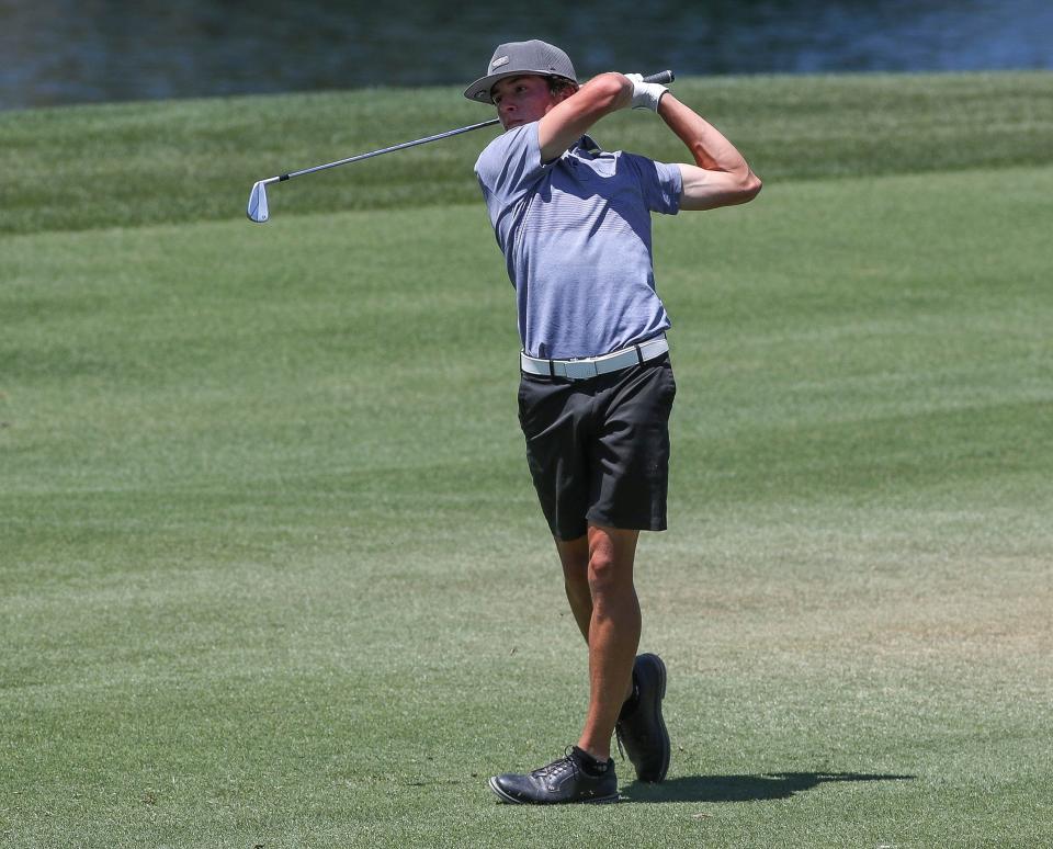 Caden Breisch, que juega en Palm Desert High School, realiza un tiro de aproximación en el hoyo 9 en Andalucía durante el clasificatorio local del Abierto de Estados Unidos en La Quinta, California, el 7 de mayo de 2024.