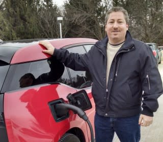 2014 BMW i3 REx owner Tom Moloughney demonstrates DC fast-charing using CCS protocol, Jan 2015