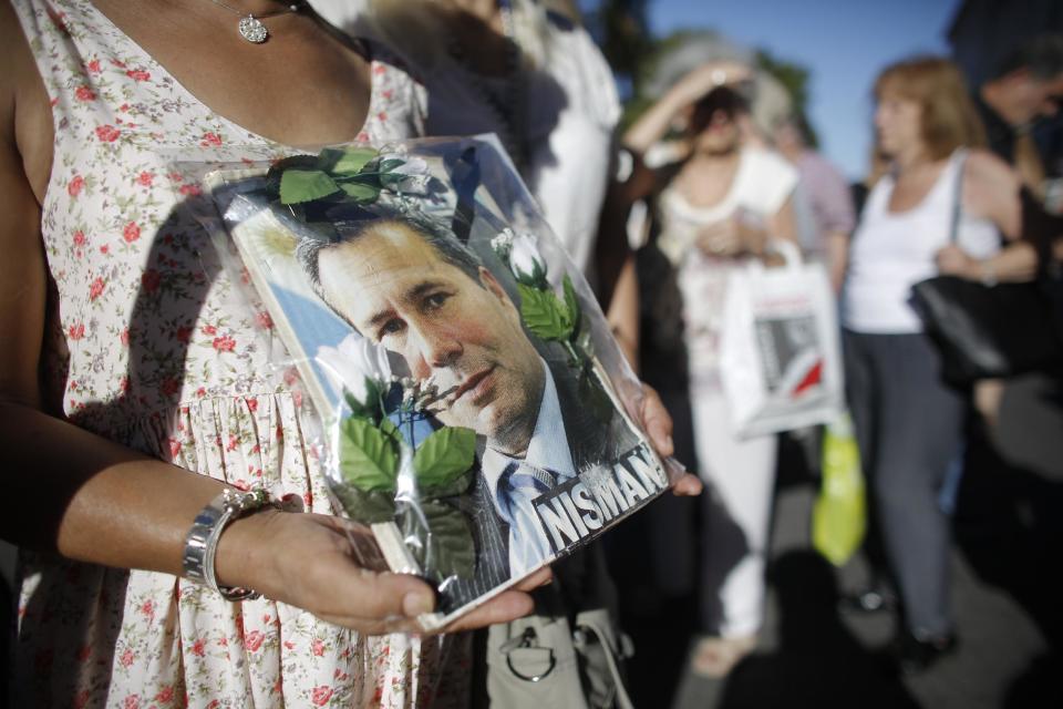 Una persona sostiene una foto del exfiscal Alberto Nisman durante un acto por el segundo aniversario de su muerte en Buenos Aires, Argentina, el miércoles 18 de enero de 2017. Nisman fue hallado muerto en el baño de su departamento hoy hace dos años con una bala en la cabeza horas antes de que fuera al Congreso para detallar acusaciones que involucraban a la entonces presidenta Cristina Fernández y altos funcionarios de su administración para encubrir a los iraníes acusados de un atentado terrorista en 1994 contra la comunidad judía que dejó 85 muertos. (AP Foto/Víctor R. Caivano)