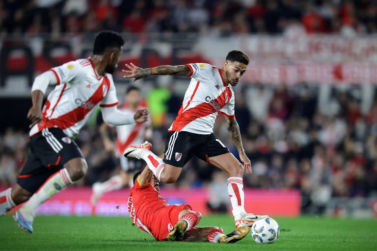 Manuel Lanzini (con la pelota) y Miguel Borja rindieron en el partido contra Arsenal; repetirían la titularidad
