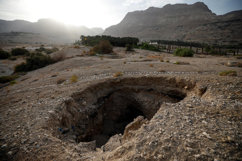 30日死海附近恩戈地（Ein Gedi）的地沉坑。圖片來源：REUTERS
