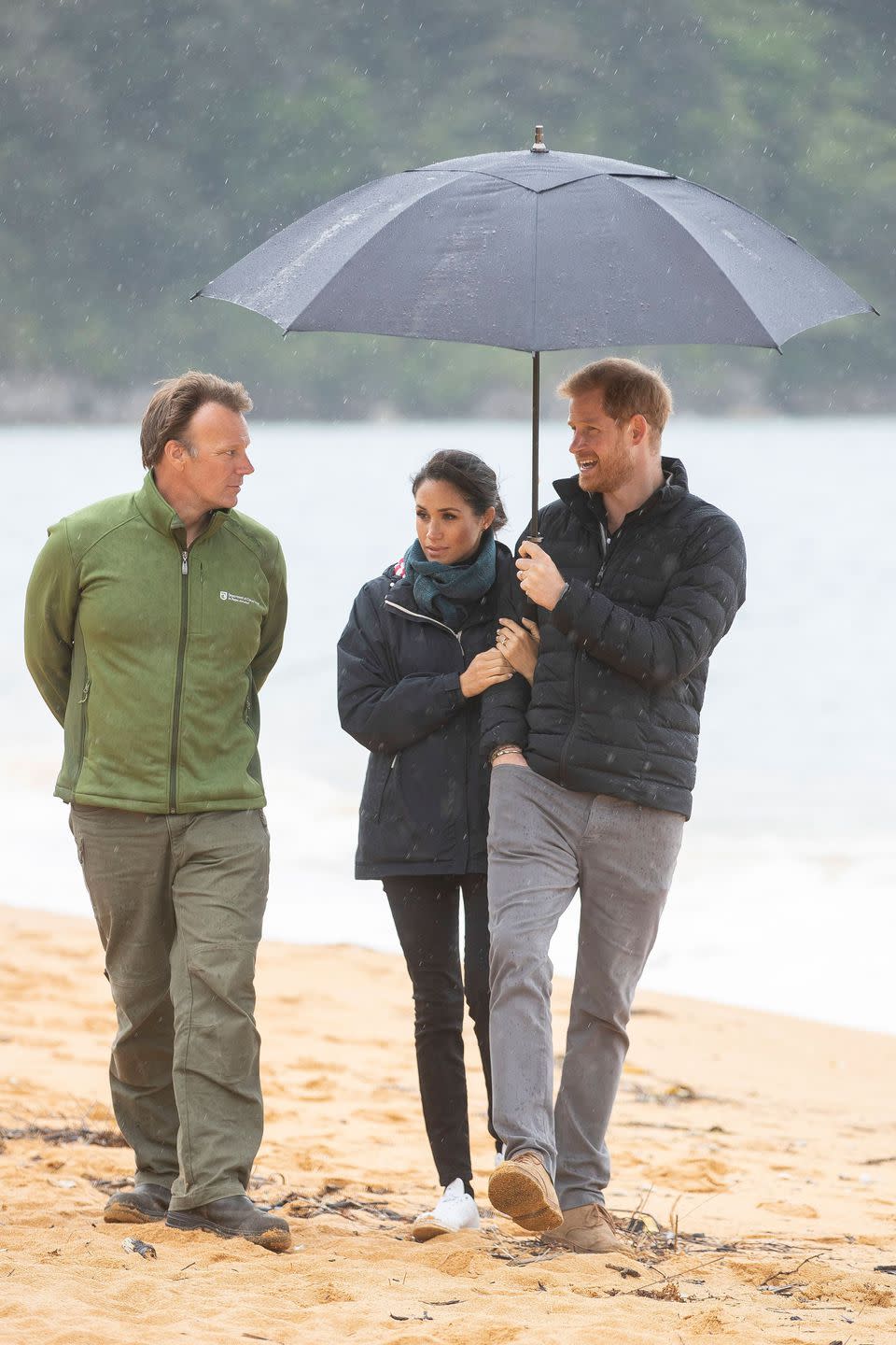 <p><strong>29 October</strong> The couple sheltered under an umbrella.</p>