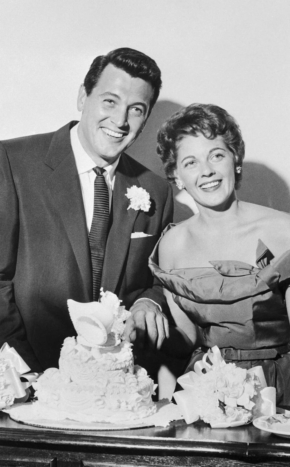 Rock Hudson and Phyllis Gates in front of their wedding cake