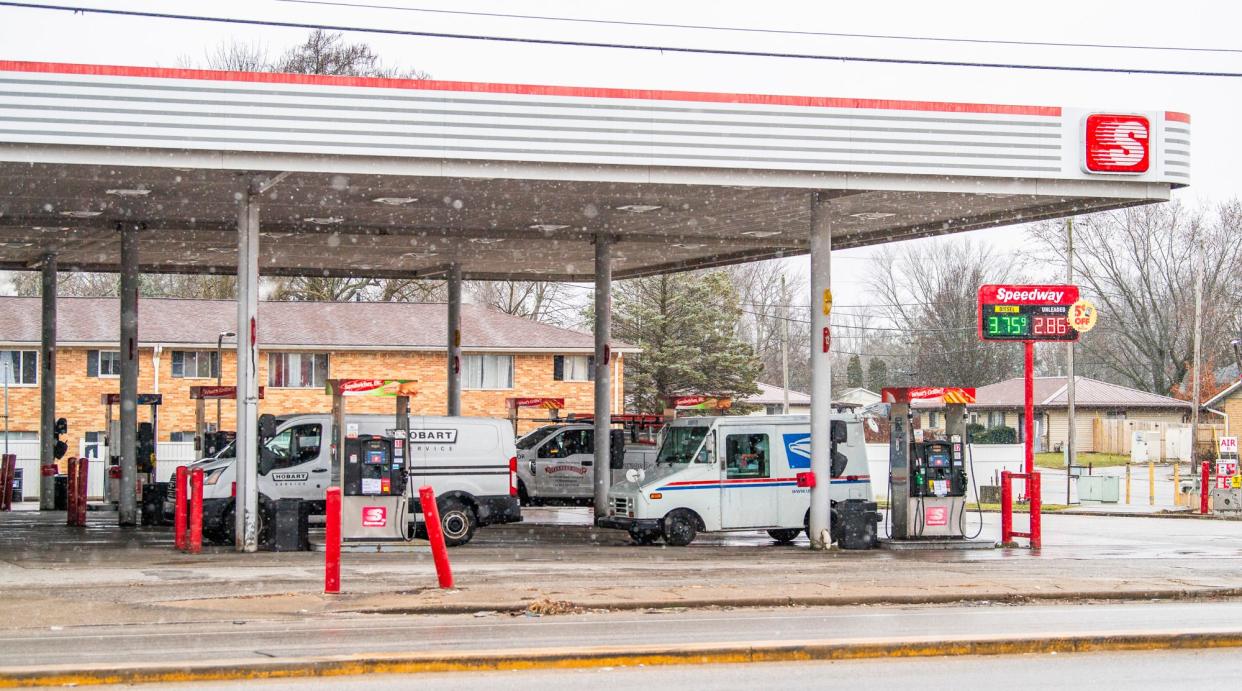 Customers fill up at the Speedway on the corner of West Third Street and Curry Pike on Thursday Dec. 28, 2023.