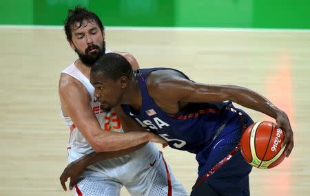 2016 Rio Olympics - Basketball - Semifinal - Men's Semifinal Spain v USA - Carioca Arena 1 - Rio de Janeiro, Brazil - 19/8/2016. Sergio Llull (ESP) of Spain and Kevin Durant (USA) of the USA (R) compete. REUTERS/Mariana Bazo