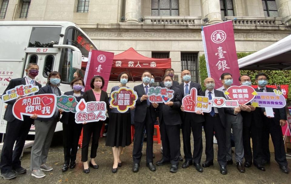 台銀辦理捐血活動，總經理許志文（左六）與高階主管號召民眾挽袖。（台銀提供）