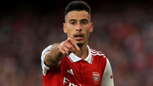 Gabriel Martinelli marca na reta final e Arsenal vence o