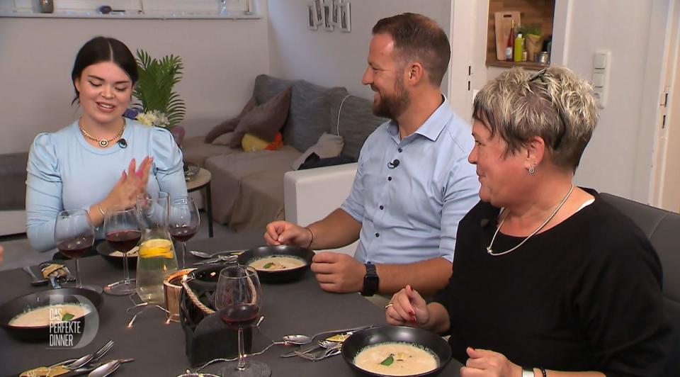 "Ein Zeichen von Reife": Jan (38) und Regina (53) sind von Jennys Kochkünsten angetan. (Bild: RTL)