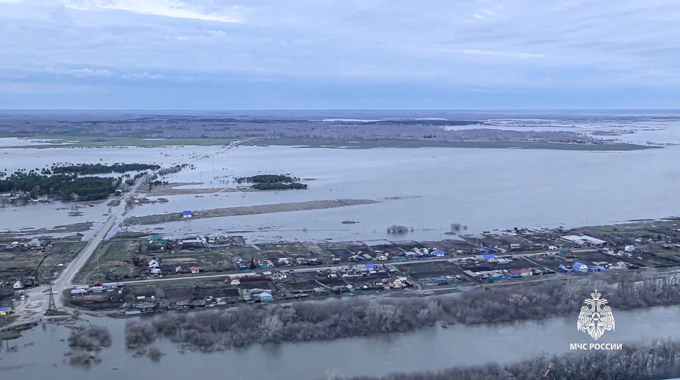 大量降雪融化，加上豪雨落在入冬前就已積水的地面，導致托波爾河（Tobol）水位暴漲，俄羅斯庫爾干州（Kurgan）當局20日下令撤離數個地區的民眾。（Russian Emergency Ministry Press Service/美聯社資料照）