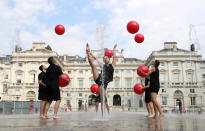<p>Zirkusartisten des Kollektivs Gandini Juggling führen vor der Kulisse des Somerset House in London Kunststücke auf. (Bild: Reuters/Simon Dawson) </p>