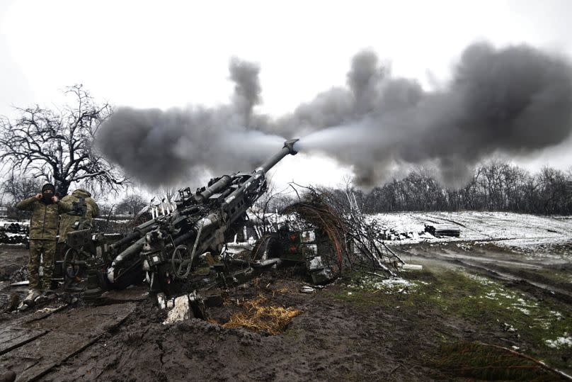 Ukrainische Soldaten schießen auf russische Stellungen an der Frontlinie an einem nicht näher bezeichneten Ort in der Region Donezk, Ukraine, Mittwoch, 23. November 2022.
