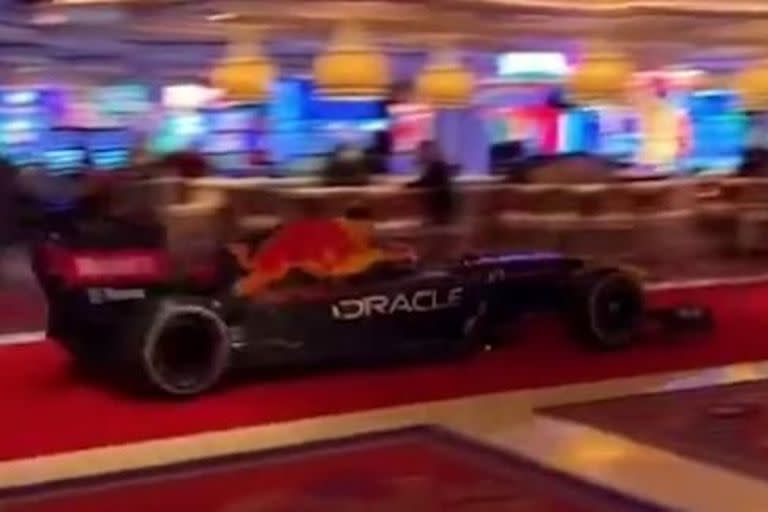 El Red Bull atravesando un casino de Las Vegas, en medio de sorprendidos espectadores.