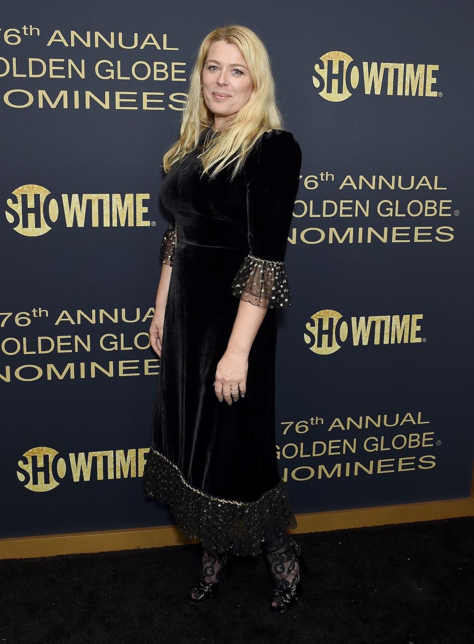 Amanda de Cadenet walks on a red carpet at the 76th annual Golden Globes nominee presentation.