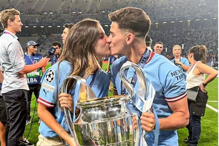 Julián Álvarez y el festejo de la Champions con su novia Emilia