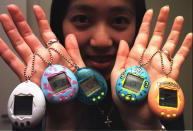 <p>Sie waren das Kultspielzeug der 90er: Tamagotchis waren kleine digitale Tierchen, um die man sich regelmäßig kümmern musste. Drückte man nicht oft genug auf die Knöpfe und gab dem Tamagotchi somit nichts zu essen, ging das Tier ein. (Bild: AP Photo/Atsushi Tsukada) </p>