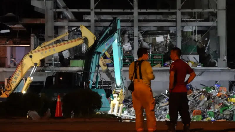 ▲屏東科技園區明揚工廠工廠發生爆炸起火，造成4名消防員不幸殉職，98人輕重傷送醫，23日晚間持續搜救。（圖／記者康仲誠攝，2023.09.23）