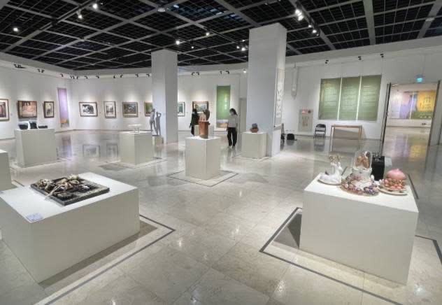 新竹縣文化局典藏的53件作品，在彰化縣立美術館展覽。（圖/記者黃溎芬翻攝）