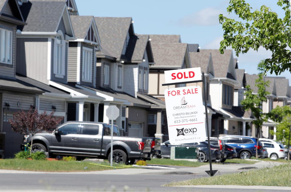 A realtor&#39;s for sale sign stands outside a house that had been sold in Ottawa, Ontario, Canada, May 27, 2021.  REUTERS/Patrick Doyle