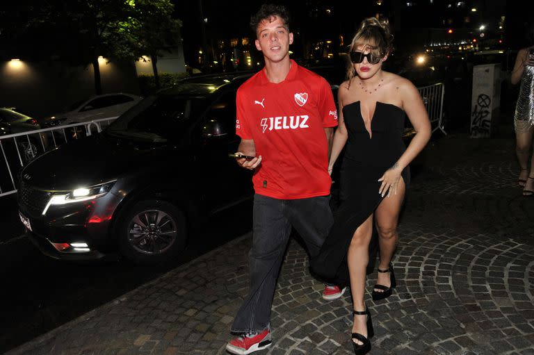 Santiago Maratea llegó con su novia a la gala vestido con una camiseta de Independiente, un jean y zapatillas en composé
