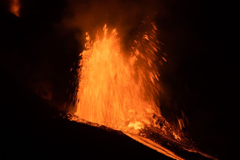 La lava que surge de la erupción del volcán Cumbre Vieja