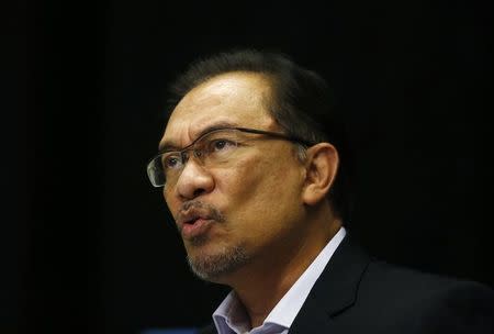 Malaysia's opposition leader Anwar Ibrahim speaks to the media ahead of the verdict in his final appeal against a conviction for sodomy in Kuala Lumpur February 4, 2015. REUTERS/Olivia Harris