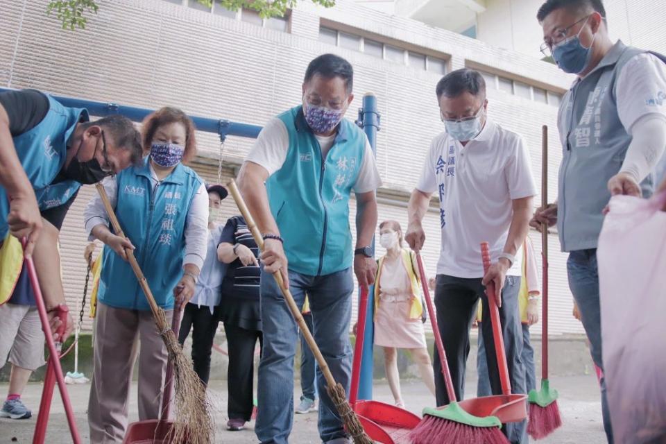 國民黨新竹市長參選人林耕仁18日上午與副議長余邦彥及多名國民黨籍市議員，前往光明里與環保志工一同打掃公園。(記者曾芳蘭攝)