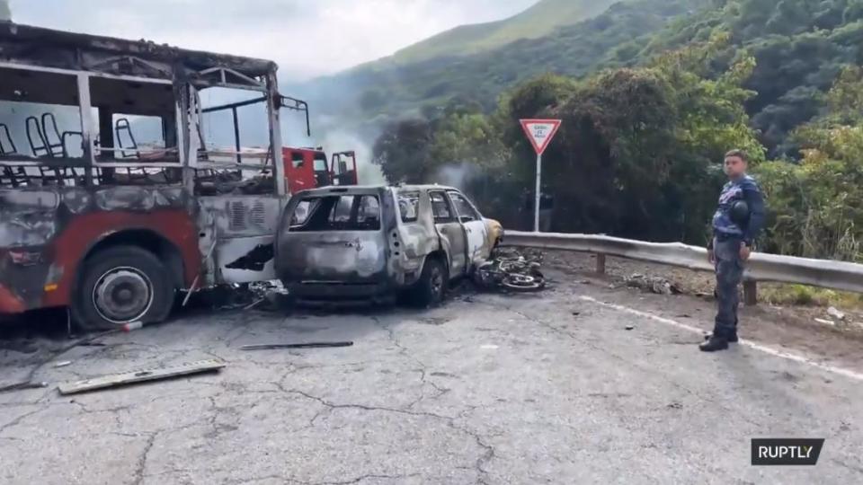 被強烈火勢幾乎焚燒殆盡的客運巴士殘骸。（圖／翻攝自RUPTLY新聞影片）