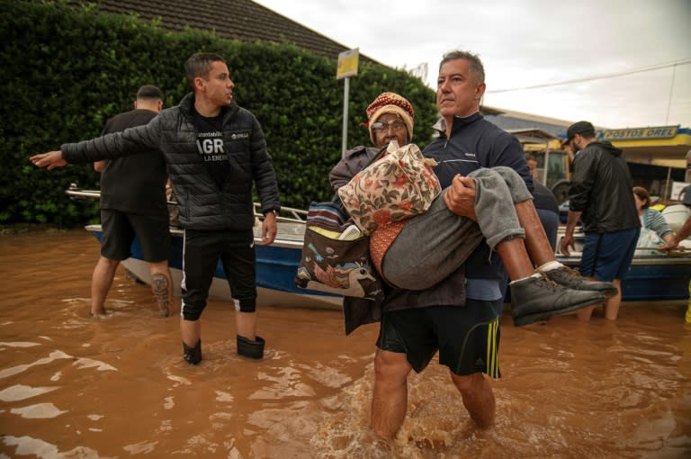 Personas son evacuadas de una zona inundada en Porto Alegre, estado de Rio Grande do Sul, Brasil, el 4 de mayo de 2024. (Carlos Fabal)