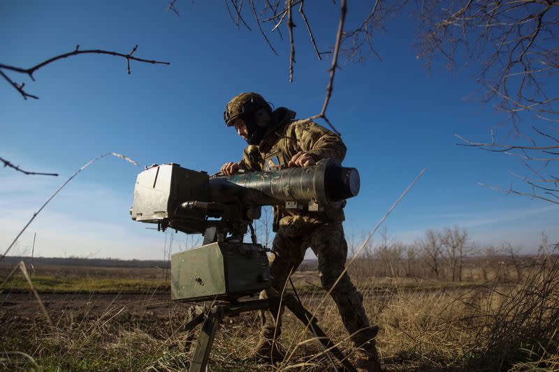 FOTO DE ARCHIVO. Un militar ucraniano prepara un lanzador de misiles guiados antitanque Stugna-P en una línea del frente, en medio del ataque de Rusia a Ucrania, en la región de Donetsk, Ucrania