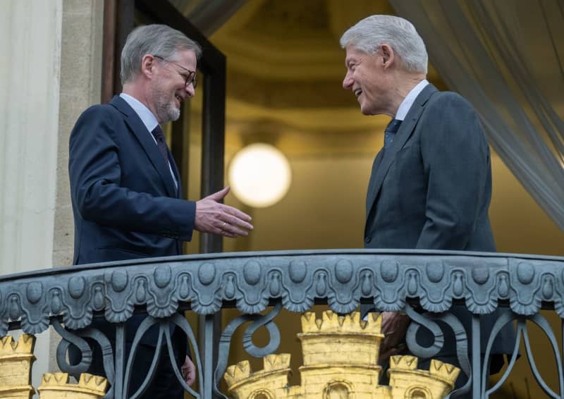 Czech Prime Minister Petr Fiala (L) meets with former US President Bill Clinton. Øíhová Michaela/CTK/dpa