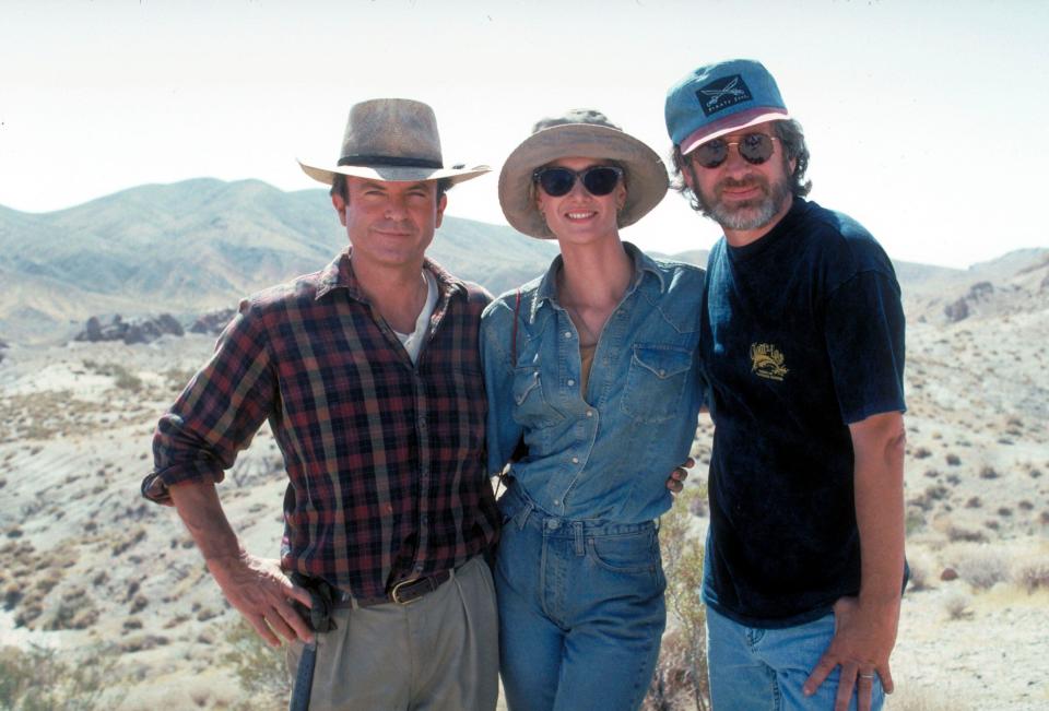 STEVEN SPIELBERG, LAURA DERN and SAM NEILL in JURASSIC PARK (1993), directed by STEVEN SPIELBERG. Credit: AMBLIN/UNIVERSAL / Album