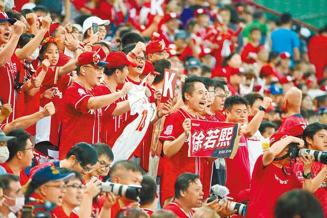 中華職棒總冠軍賽4日進行首戰，味全龍球迷紛紛到場加油；現場幾近滿座。（杜宜諳攝）