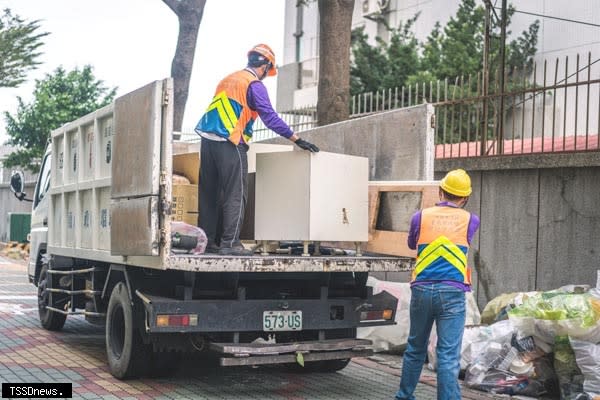 南市環保局大型廢棄物清運線上申請即日起上路，除電話預約外，還可至環保局網站或下載臺南垃圾車APP，不受時間限制預約更便民。（記者李嘉祥攝）