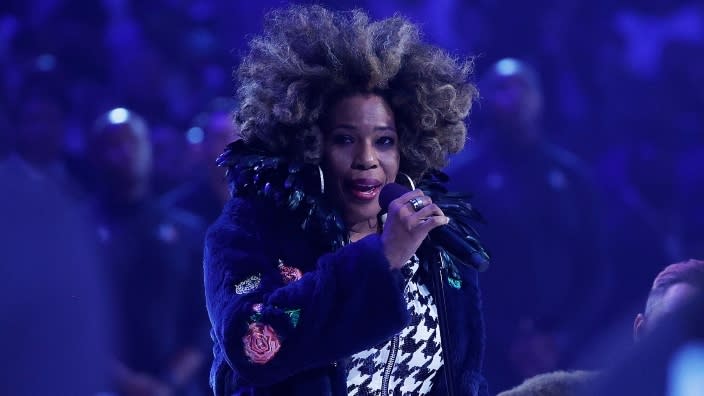 Macy Gray sings the national anthem before the 2022 NBA All-Star Game at Rocket Mortgage Fieldhouse Sunday in Cleveland, Ohio. (Photo: Tim Nwachukwu/Getty Images)