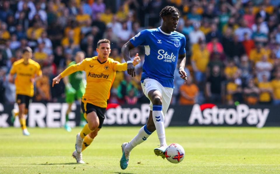 Everton's Amadou Onana in action during the Premier League match between Wolverhampton Wanderers and Everton FC at Molineux - Alex Dodd/CameraSport via Getty Images