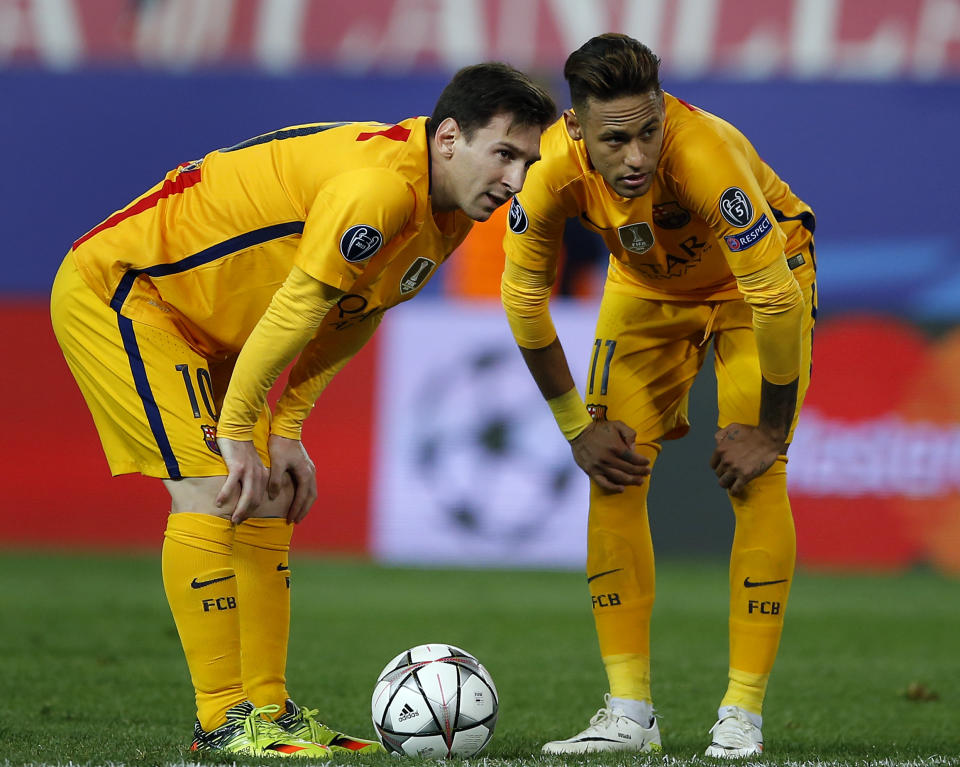 Los jugadores del Barcelona, Lionel Messi, izquierda, y Neymar, observan durante un partido contra Atlético de Madrid por los cuartos de final de la Liga de Campeones el miércoles, 13 de abril de 2016, en Madrid. (AP Photo/Paul White)